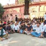 लखनऊ में छात्रों का उबाल! परिवर्तन चौक पर पुलिस से तीखी नोकझोंक, RSS का अड्डा बनने के आरोप के बीच DM ऑफिस कूच