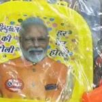 लखनऊ में मोदी-योगी छाप पिचकारी की धूम! फ्लेवर ‘आइसक्रीम पटाखा’ और रंग बदलने वाली टी-शर्ट से सजी होली मार्केट