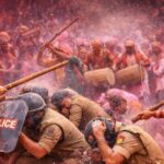 बरसाना में गूंजे लट्ठ और जयकारे! सखियों ने पुलिसवालों पर बरसाए डंडे, 20 लाख श्रद्धालुओं के बीच शुरू हुई वर्ल्ड फेमस लट्ठमार होली