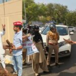 लखनऊ में गैस संकट पर सपा का अनोखा विरोध: ‘अच्छे दिनों का सिलेंडर खाली’, सपाइयों ने सड़क पर बांटे उपले, पुलिस से झड़प