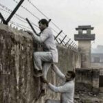 हाईटेक जेल से फिल्मी अंदाज में फरारी: रेवाड़ी में सीढ़ी लगाकर भागे 2 कैदी, एक चढ़ा पुलिस के हत्थे