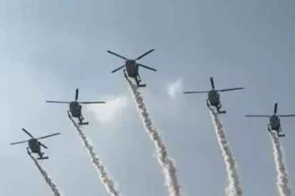 जयपुर जलमहल पर एयर शो के दौरान ध्रुव हेलिकॉप्टर द्वारा बनाई गई डॉल्फिन फॉर्मेशन