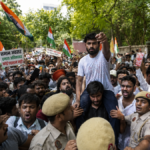 “‘हम कीड़े-मकोड़े नहीं, बदलाव की ताकत हैं!’ जंतर-मंतर पर गरजी कॉकरोच पार्टी, अभिजीत दीपके ने सरकार को दी खुली चुनौती”