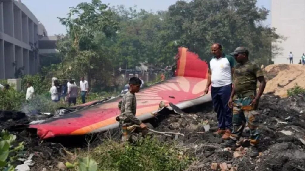 “मैं बच गया, लेकिन हर दिन मर रहा हूं…” अहमदाबाद विमान हादसे के एक साल बाद छलका इकलौते जीवित बचे यात्री का दर्द