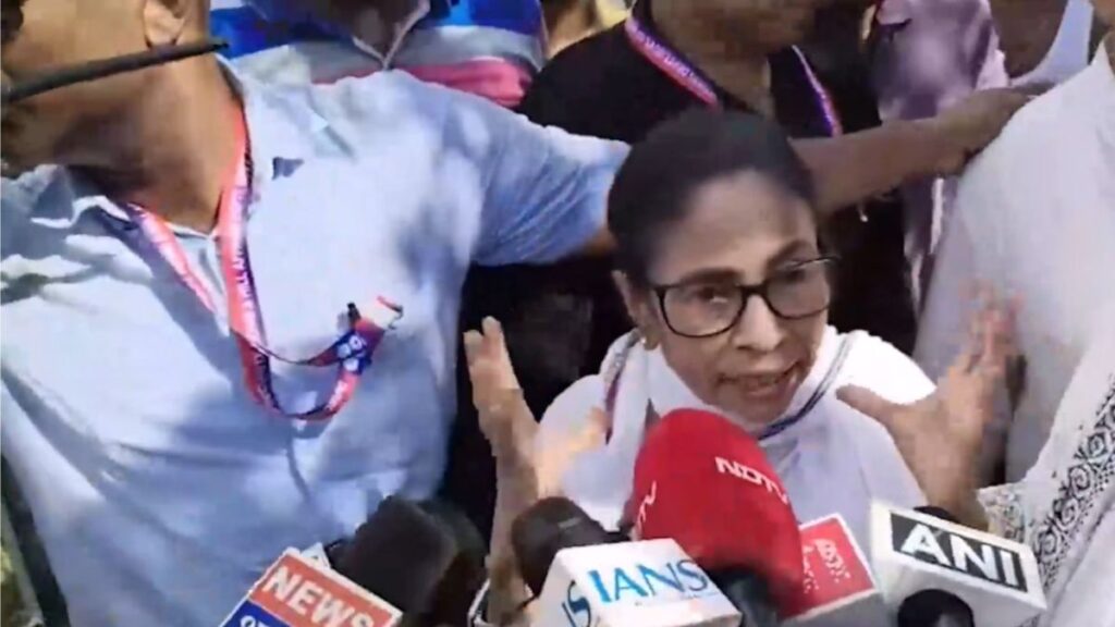 पश्चिम बंगाल में ममता बनर्जी के काफिले पर हंगामा, बोतल-जूते फेंके जाने का आरोप; हिरासत में मौत पर भी बवाल