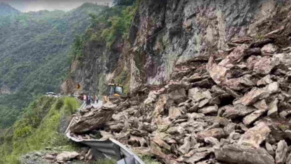 ऋषिकेश-बदरीनाथ हाईवे पर अचानक टूटा पहाड़! भल्लेगांव में सड़क पर आया भारी मलबा, दोनों तरफ थम गए सैकड़ों वाहन