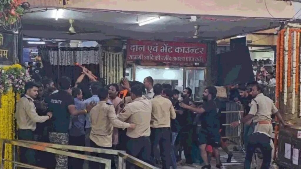 महाकाल मंदिर में अचानक मचा बवाल, कांवड़ियों ने तोड़ी बैरिकेडिंग और दान पेटियां फेंकीं; गर्भगृह में घुसने की कोशिश, सुरक्षाकर्मी घायल