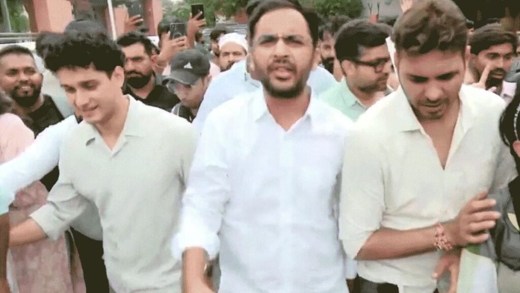 72 घंटे का अल्टीमेटम… थाने के बाहर डटे नेता, निशु आजाद केस में आरोपी की गिरफ्तारी पर पुलिस को घेरा