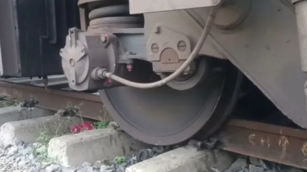 आरा में बड़ा रेल हादसा टला! महानंदा एक्सप्रेस की 2 बोगियां पटरी से उतरीं, यात्रियों में मची अफरा-तफरी; कोई हताहत नहीं