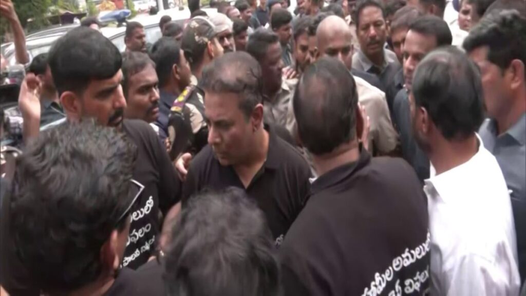 तेलंगाना विधानसभा के बाहर हाईवोल्टेज ड्रामा! KTR को पुलिस ने उठाकर वैन में डाला, BJP प्रदेश अध्यक्ष से धक्का-मुक्की; दोनों दलों का जोरदार प्रदर्शन