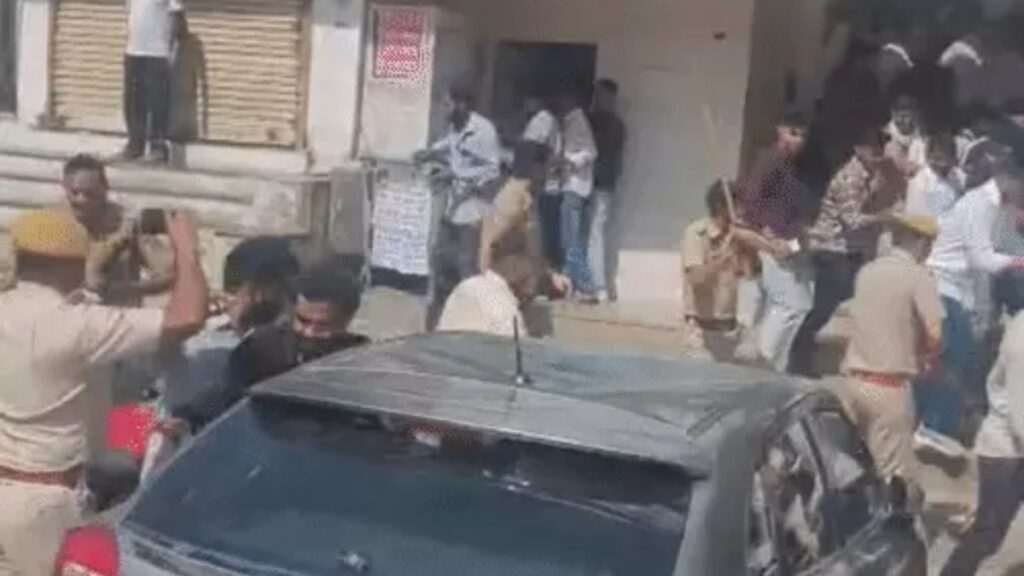 जयपुर में छात्र को थप्पड़ मारने का VIDEO वायरल, सड़कों पर उतरे स्टूडेंट्स; पुलिस से भिड़ंत के बाद मचा बवाल