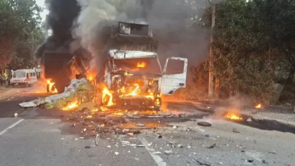 आगरा में डंपर-कंटेनर की आमने-सामने भिड़ंत के बाद लगी भीषण आग, दो की मौत की आशंका; एक घायल