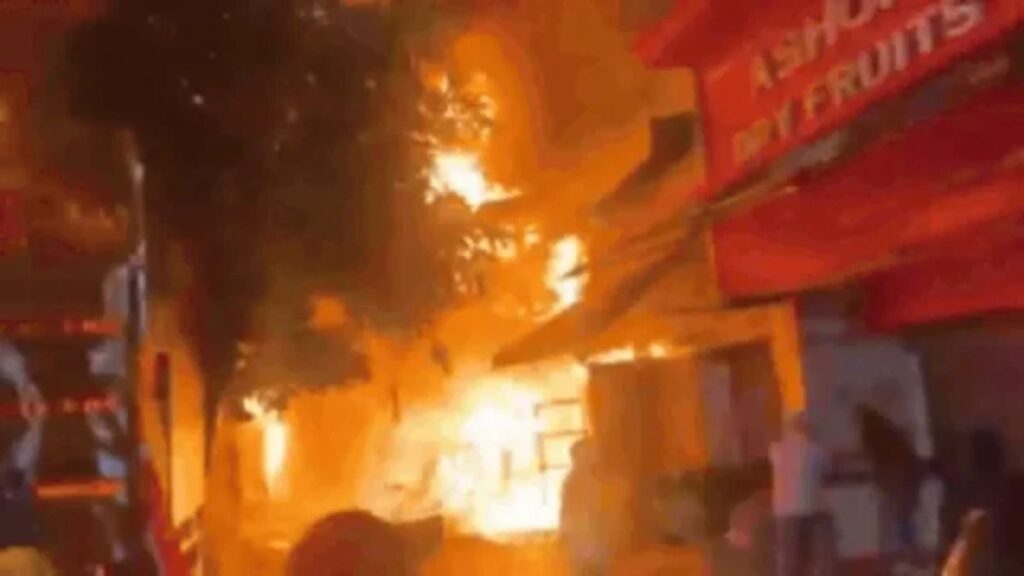 जम्मू के शिव मार्केट में भीषण आग से मची तबाही, 35-40 दुकानें और होटल जलने का अनुमान; करोड़ों का नुकसान