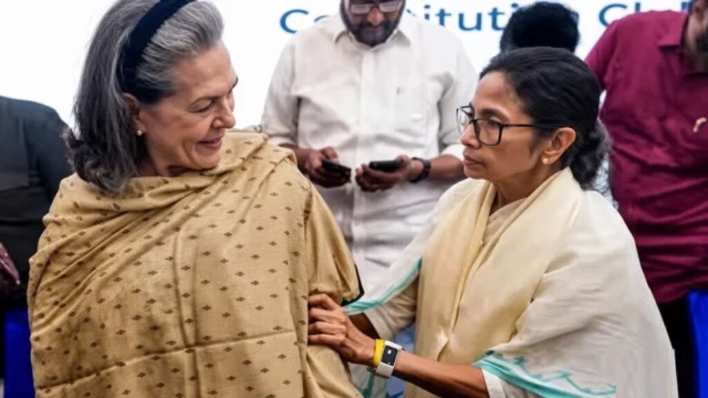 Sonia Gandhi-Mamata Banerjee: बैठक में ममता के तेवर, फिर सोनिया ने थपथपाई पीठ; INDIA गठबंधन में दिखी खास बॉन्डिंग